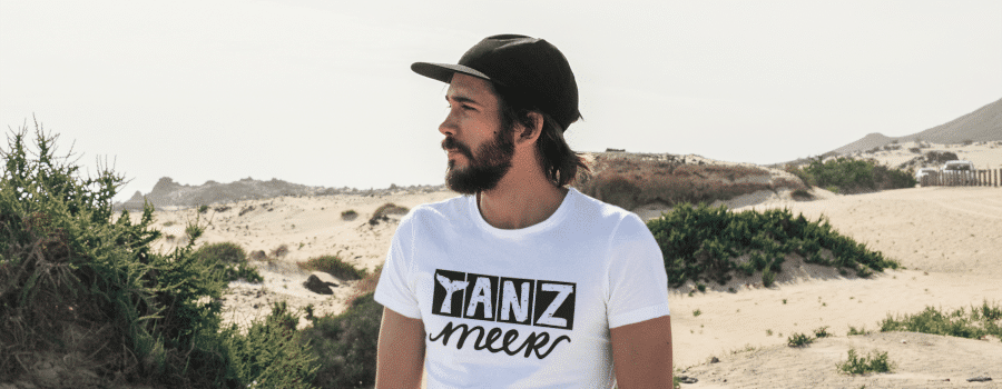 Beitragsbild_Blogbeitrag #TANZmeer Mann mit weißen #TANZmeer T-Shirt